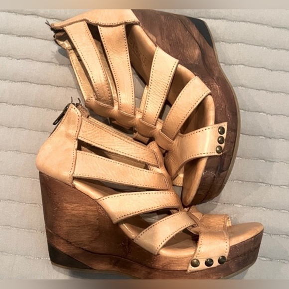 Bed Stu Shoes - Bed Stu Strappy Wedge Sandal wooden tan leather Women’s Size 8